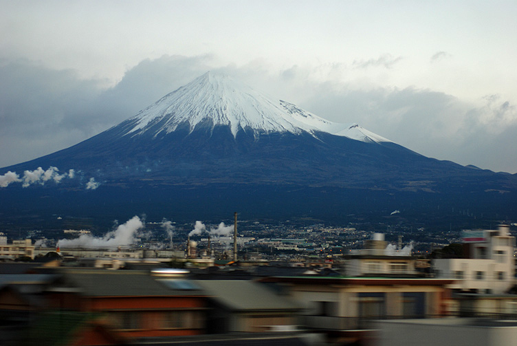 新幹線の車窓から富士山