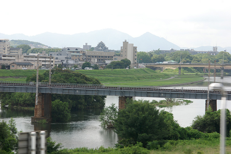 新幹線の車窓から岡山城